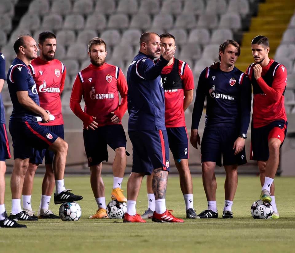 Dejan Stanković sa igračima u Nikoziji (© FK Crvena zvezda)